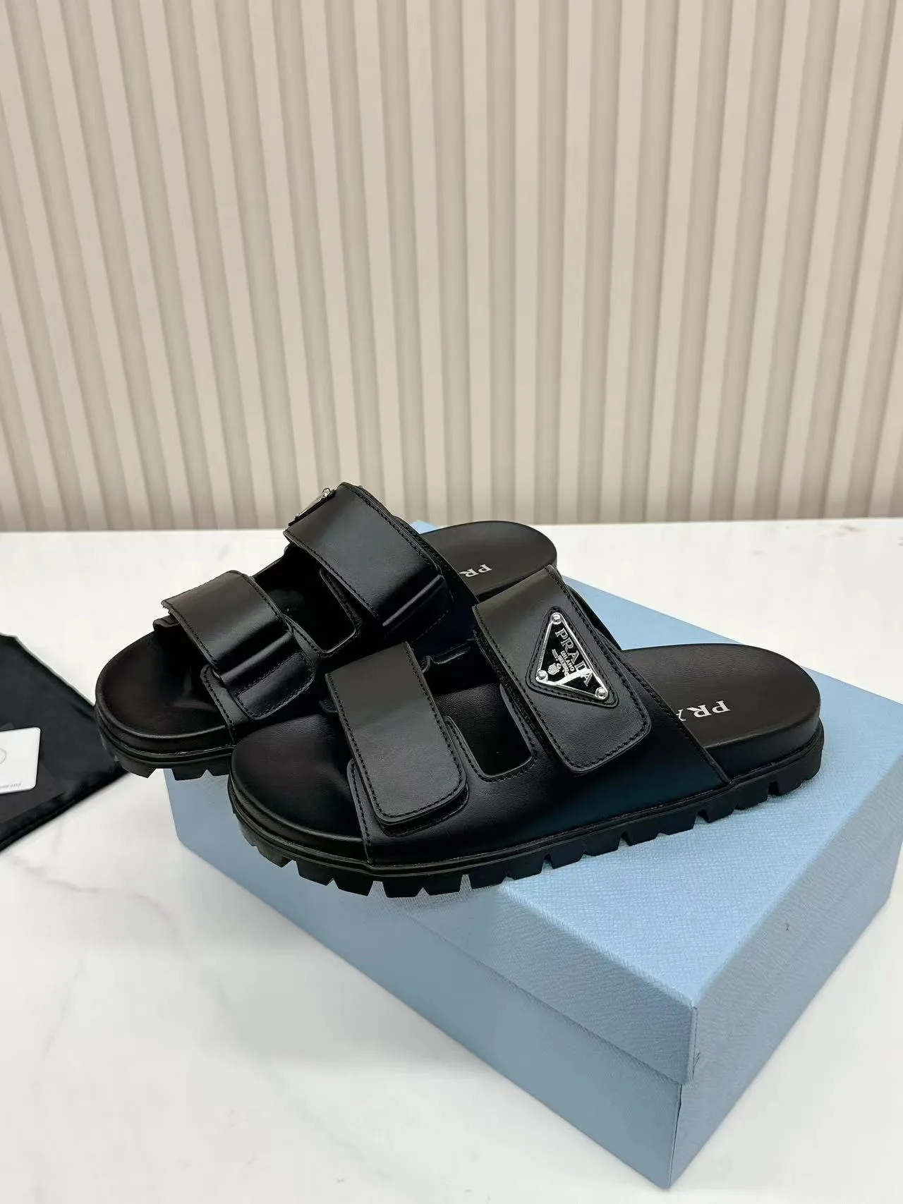 👟👟Ex-factory price 460👟👟 Prada2025’s latest Prada slippers, the slippers reveal a feminine atmosphere in a minimalist design. Triangular logo embellishment is eye-catching. Upper calfskin metal triangle logo 2 cm rubber sole Concave sole pattern Rubber sole Size 35---41